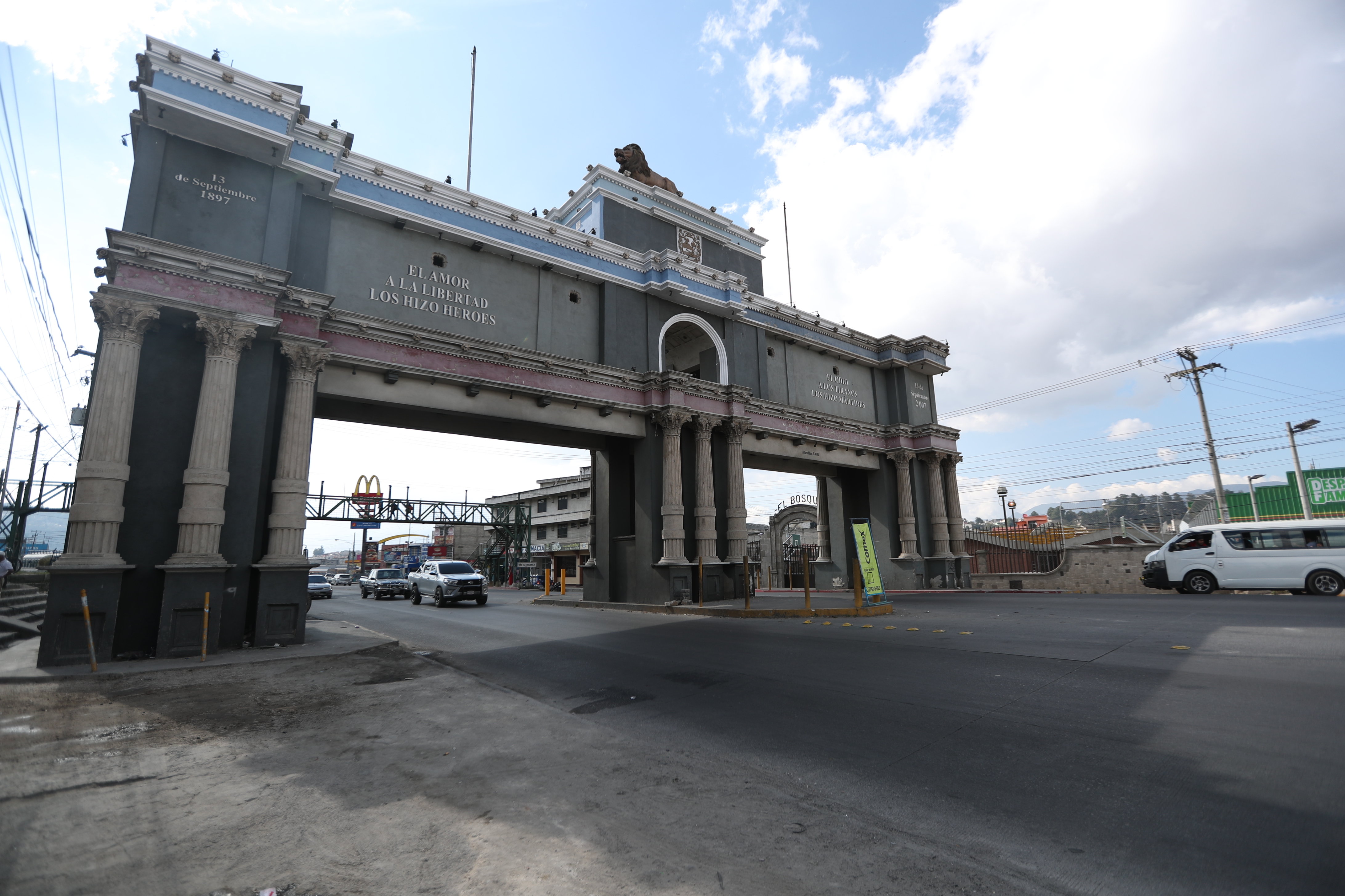 La construcción del arco se finalizó en el 2007 durante el gobierno municipal del alcalde Jorge Barrientos, quien actualmente es procesado por un caso de corrupción. (Foto Prensa Libre: María Longo) 