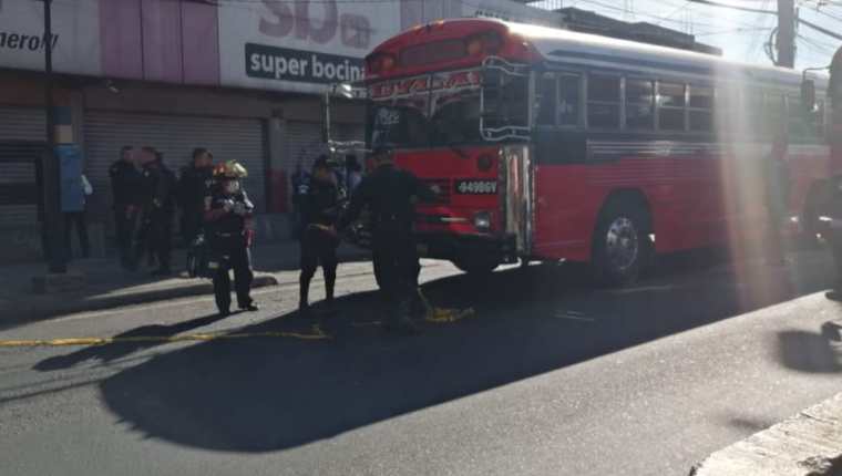 Bus de la ruta 22 que fue atacado a balazos en Mixco. (Foto Prensa Libre: Cortesía comuna de Mixco). 
