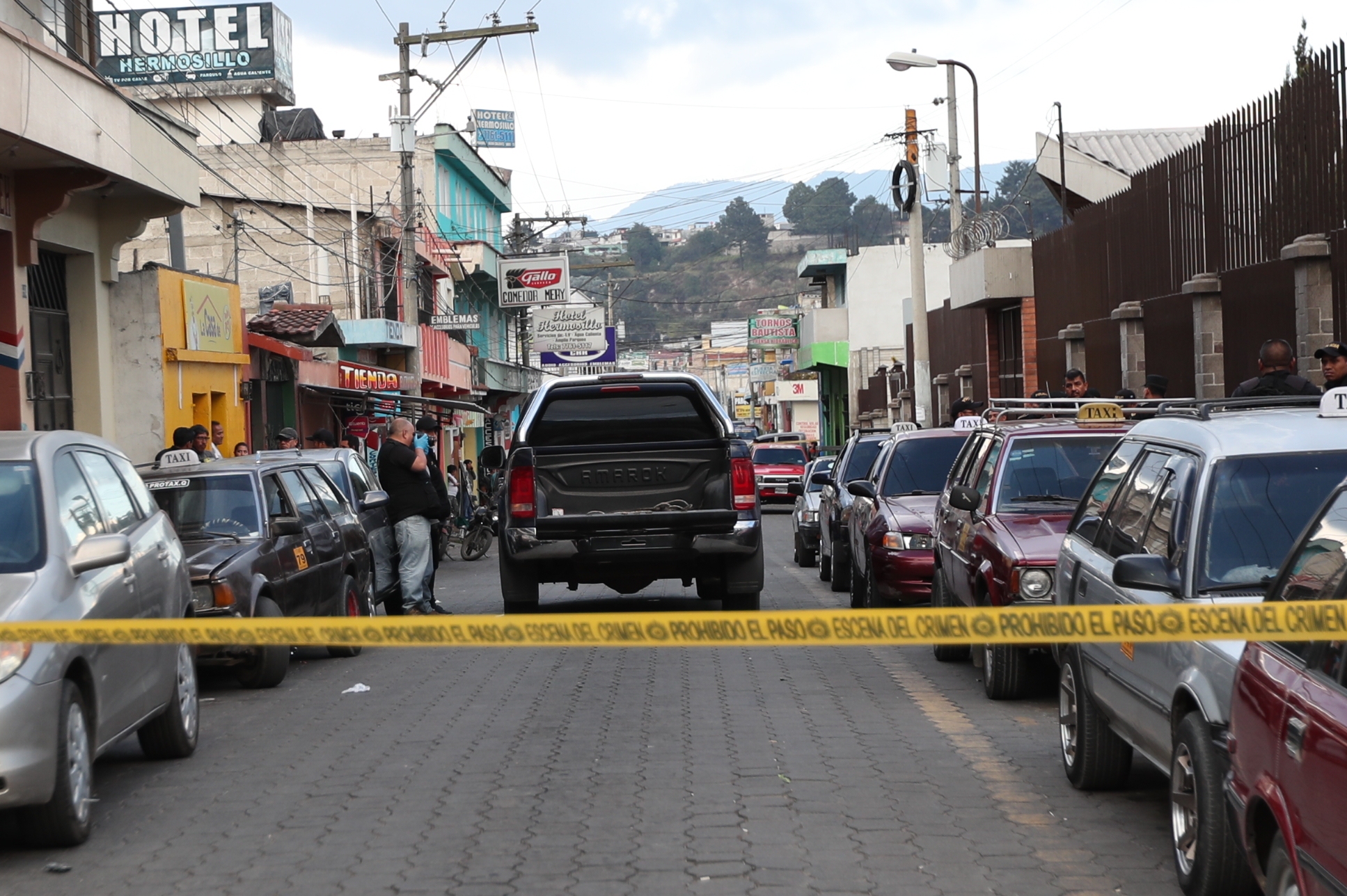 Personal del MP recolectó evidencias en el lugar donde ocurrió el ataque armado. (Foto Prensa Libre: María Longo)  