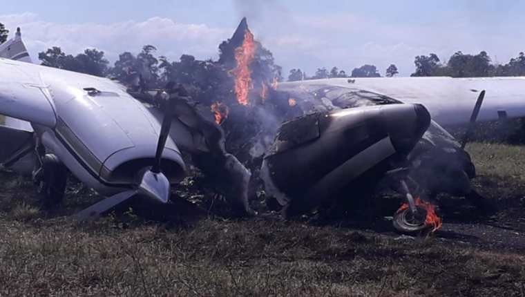 Avioneta destruida por autoridades en pista clandestina de El Estor. (Foto Prensa Libre: PNC). 