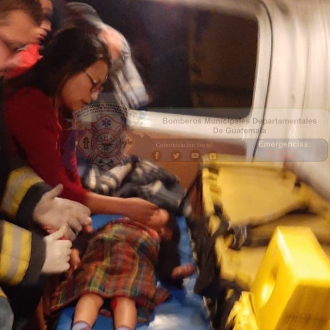 Varios heridos, incluyendo niños fueron atropellados cuando participaban en una posada. Fueron trasladados a centros asistenciales o atendidos por cuerpos de socorro en el lugar. (Foto, Prensa Libre: Twitter CBMDoccidente).