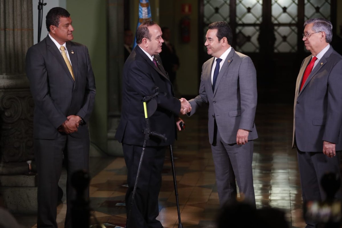 Alejandro Giammattei recibe un país con altas tasas de violencia y una corrupción fuera de control. En esta foto saluda al presidente saliente, Jimmy Morales. (Foto Prensa Libre: Hemeroteca PL)