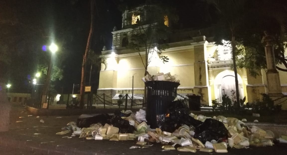 Grandes cantidades de basura, principalmente de duroport, se acumulan cada noche frente a la iglesia de La Merced, en Antigua Guatemala. (Foto Prensa Libre: César Pérez)