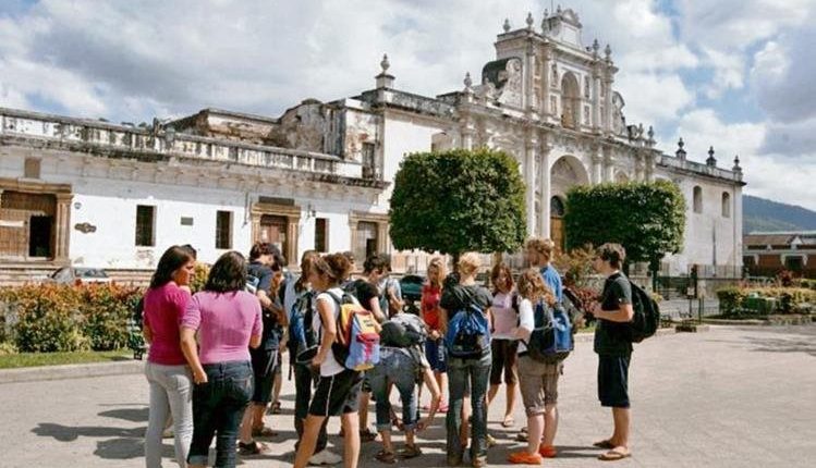 Antigua Guatemala es uno de los lugares visitados por turistas y debido al coronavirus se podrían cancelar reservaciones. (Foto Prensa Libre: Hemeroteca PL)