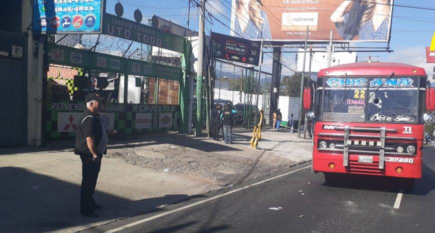 Un autobús de la ruta 22 fue atacado a balazos por extorsionistas en la calzada San Juan. (Foto Prensa Libre: Municipalidad de Mixco)