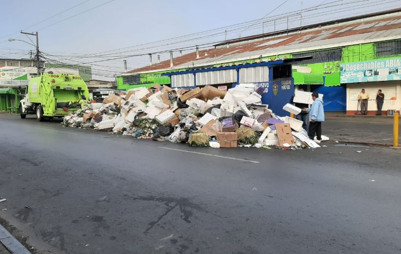 Trabajadores de la comuna capitalina recogen basura en la ciudad de Guatemala. (Foto Prensa Libre: Cortesía Municipalidad de Guatemala). 

