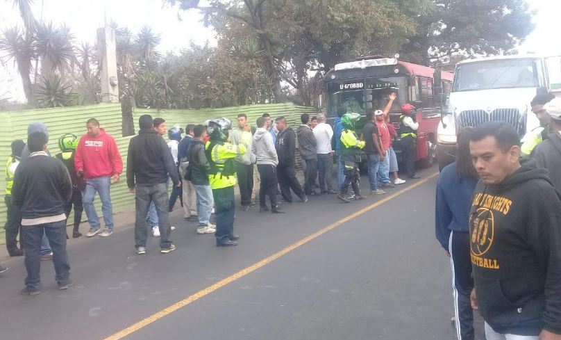 Usuarios se ven afectados por el paro de buses de la ruta 22 en Mixco. (Foto Prensa Libre: Roger Escalante). 