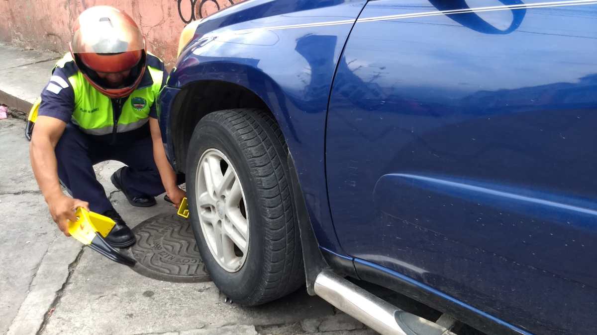 Los cepos son una medida tomada para orden a los vehículos que se estacionan en lugares prohibidos. (Foto Prensa Libre: Raúl Juárez)