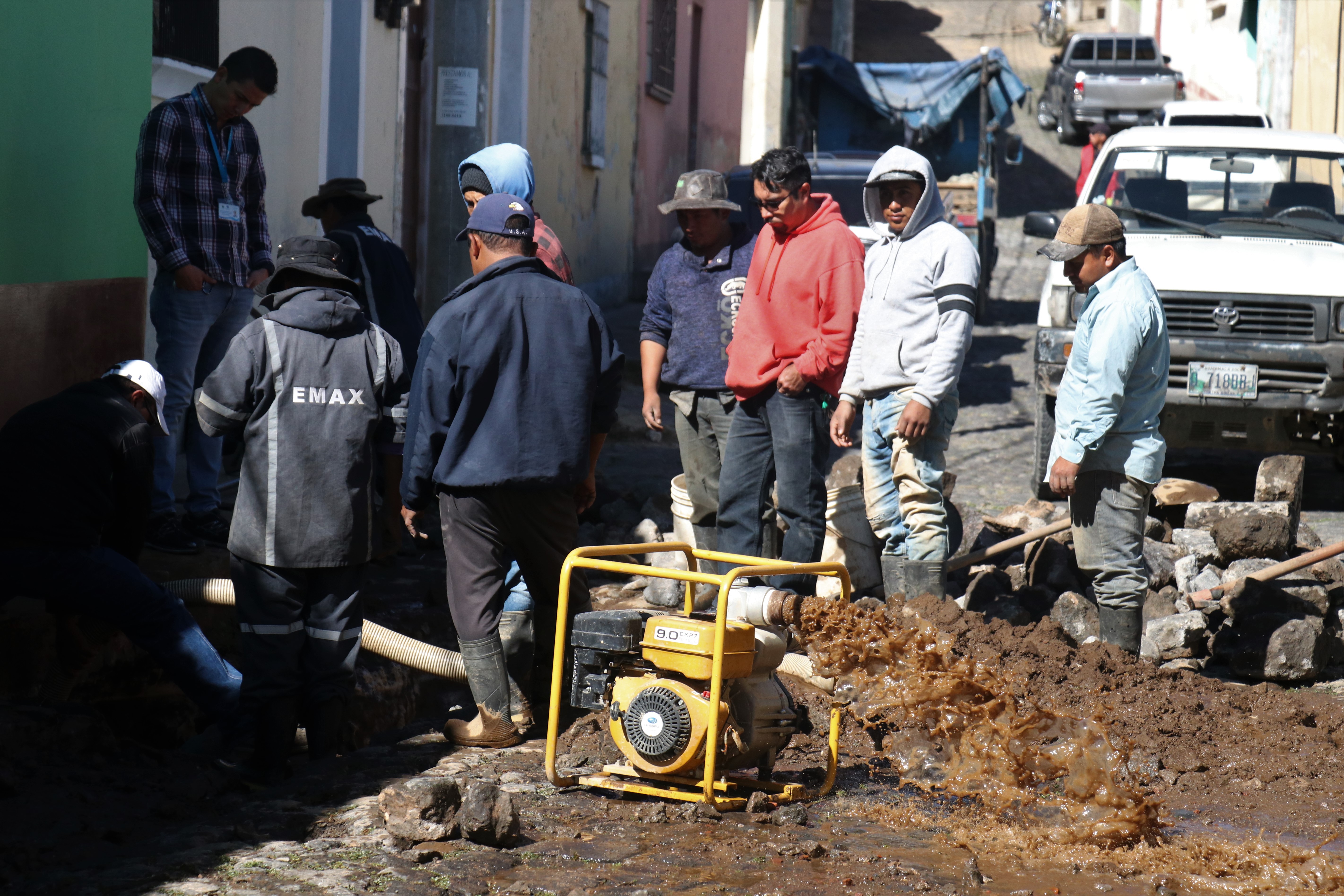 Trabajadores de Emax iniciaron con la reparación y esperan que el servicio de agua potable se restablezca este viernes 20 de diciembre. (Foto Prensa Libre: Raúl Juárez)