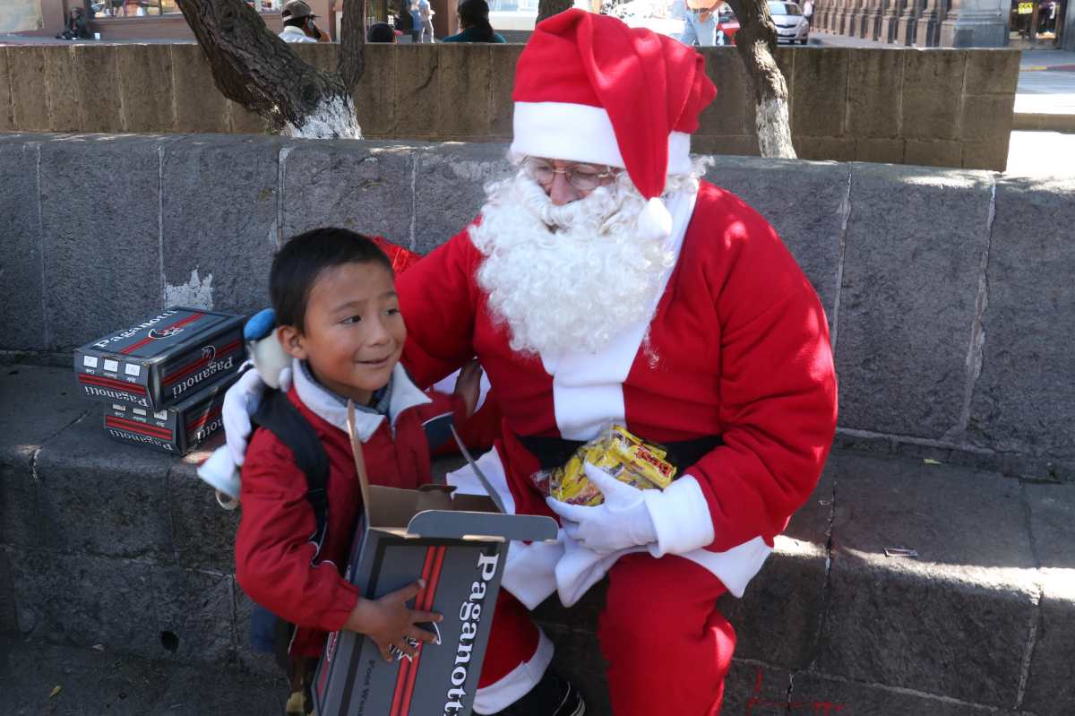 Los niños agradecieron el obsequio que les entregó Santa Claus. (Foto Prensa Libre: Raúl Juárez)