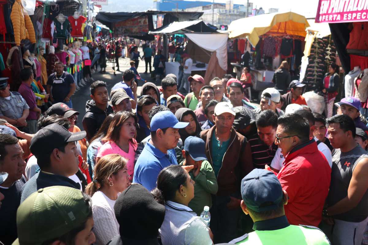 Vendedores exponen su postura a las autoridades que decidieron retirarlos de las calles. (Foto Prensa Libre: Raúl Juárez)