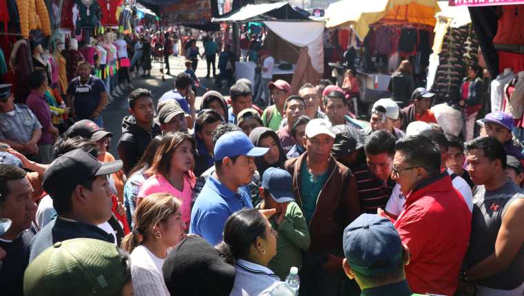 Vendedores exponen su postura a las autoridades que decidieron retirarlos de las calles. (Foto Prensa Libre: Raúl Juárez)