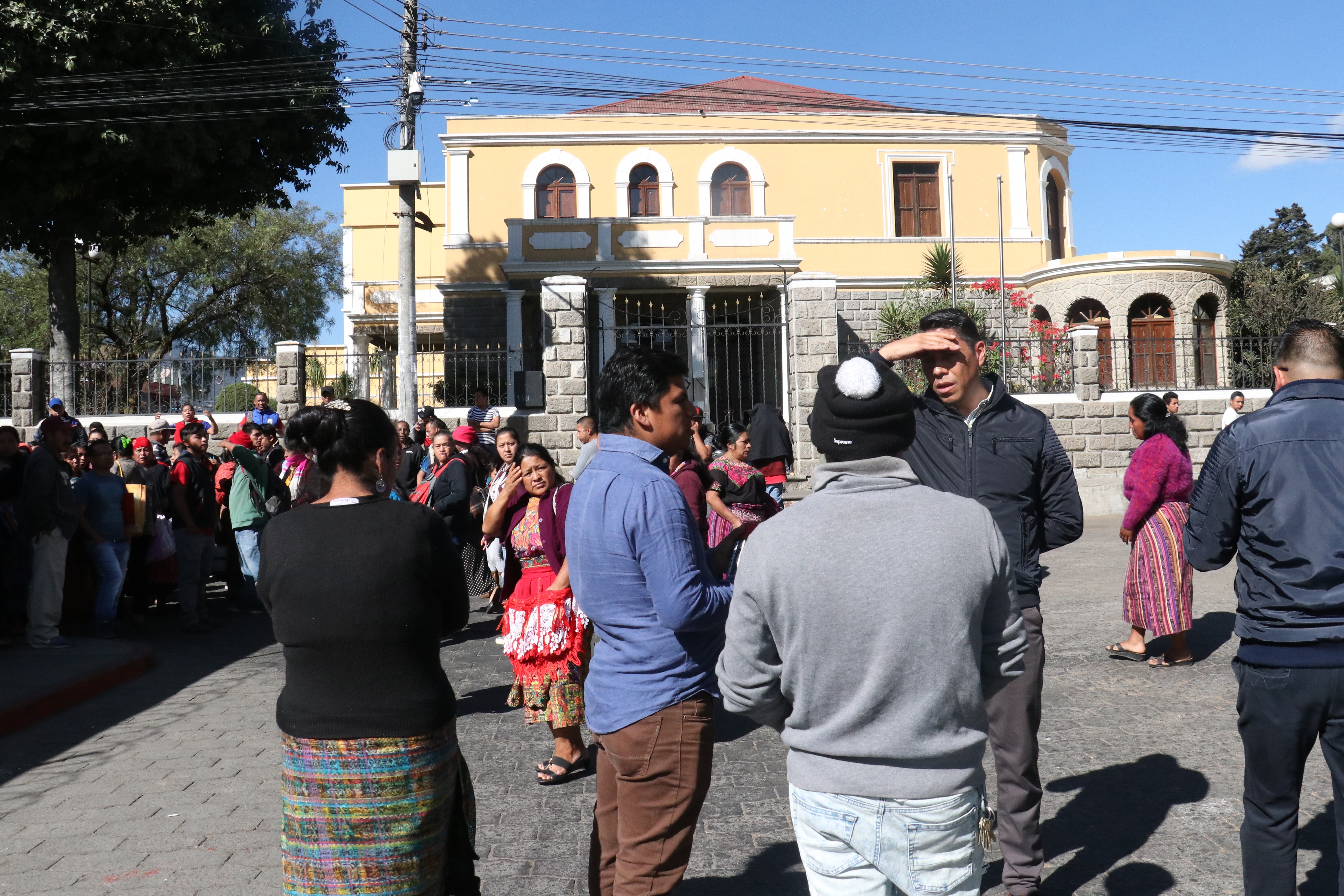 Vendedores de pirotecnia no están de acuerdo con el traslado. (Foto Prensa Libre: Raúl Juárez)