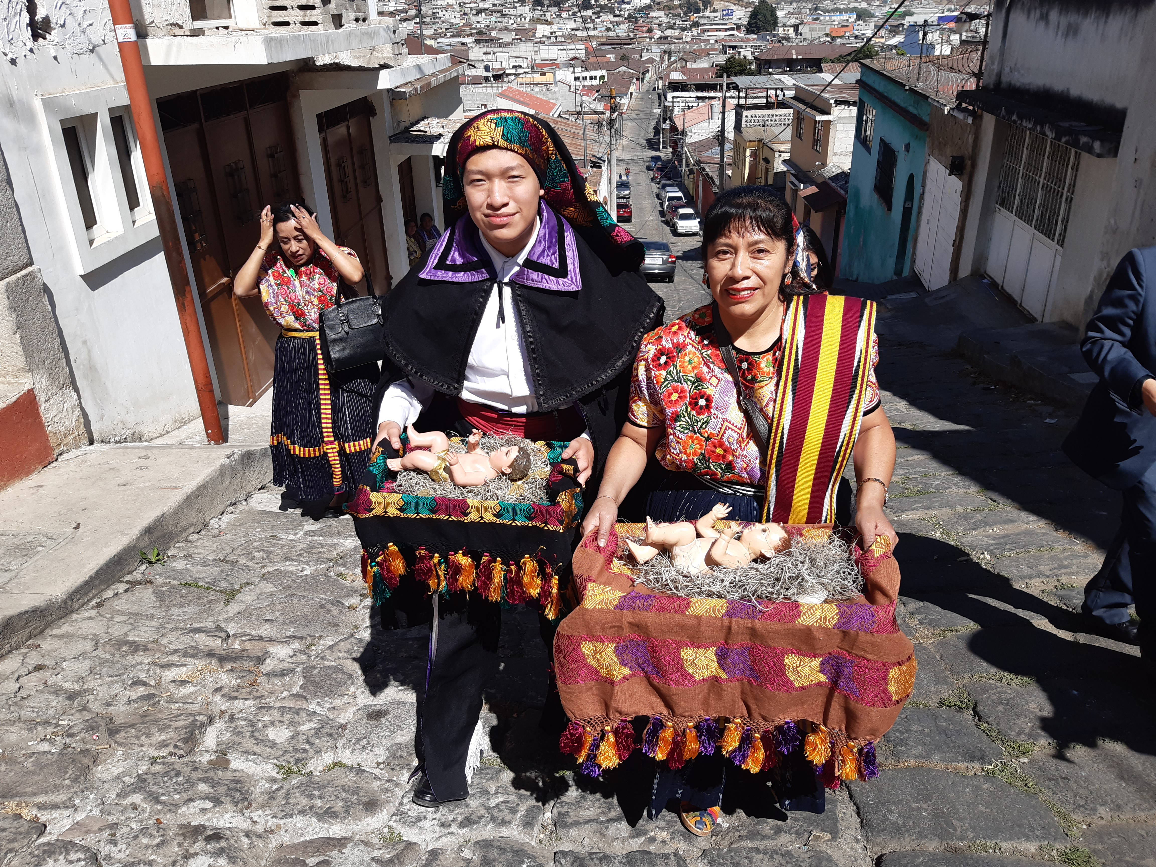 Algunos de las hermandades acudieron con la vestimenta ceremonial de Quetzaltenango. (Foto Prensa Libre: Raúl Juárez