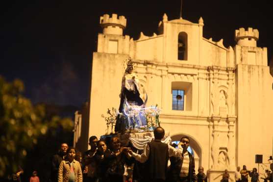 La procesión de la Inmaculada Concepción del Cerrito del Carmen recorre la plaza frente a la ermita. Foto Prensa Libre: Óscar Rivas