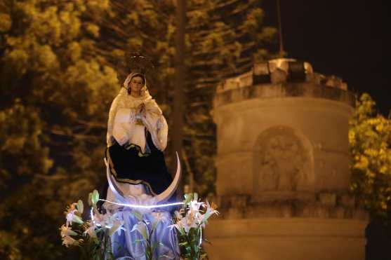 Justo después de la quema del Diablo la Virgen de la Inmaculada Concepción regresa a su ermita. Foto Prensa Libre: Óscar Rivas