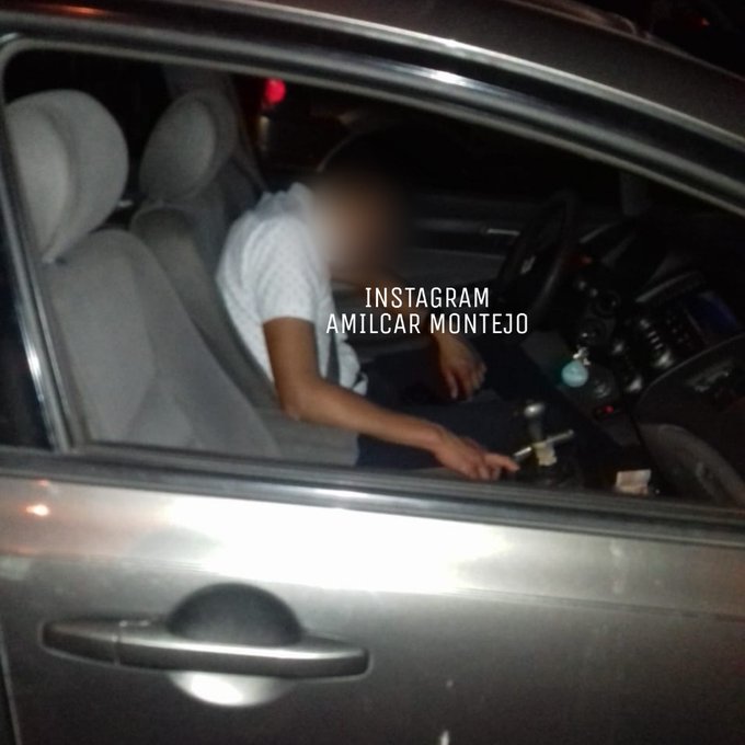 El vocero de Emetra divulgó la foto de este conductor que se quedó dormido en el carril central del Anillo Periférico. (Foto, Prensa Libre: Amílcar Montejo).