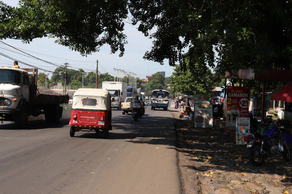 En varios municipios de Suchitepéquez y Retalhuleu se forma tráfico también porque la carretera atraviesa el centro de los municipios y áreas pobladas. (Foto Prensa Libre: Hemeroteca PL).