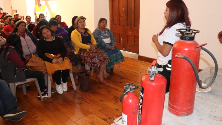 El uso de los extintores fue el tema principal de la capacitación a los vendedores. (Foto Prensa Libre: Raúl Juárez)