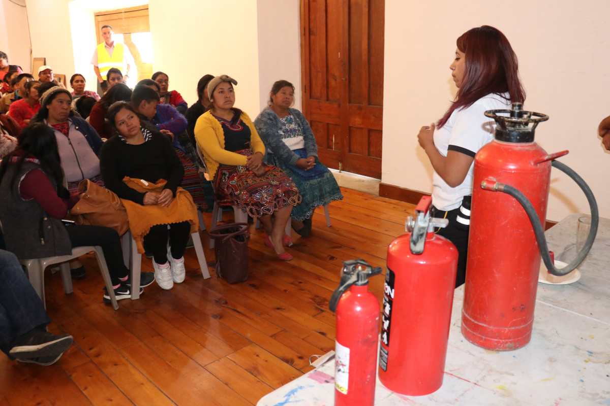 Vendedores de pirotecnia en Xela son capacitación en el manejo de equipo contra incendios