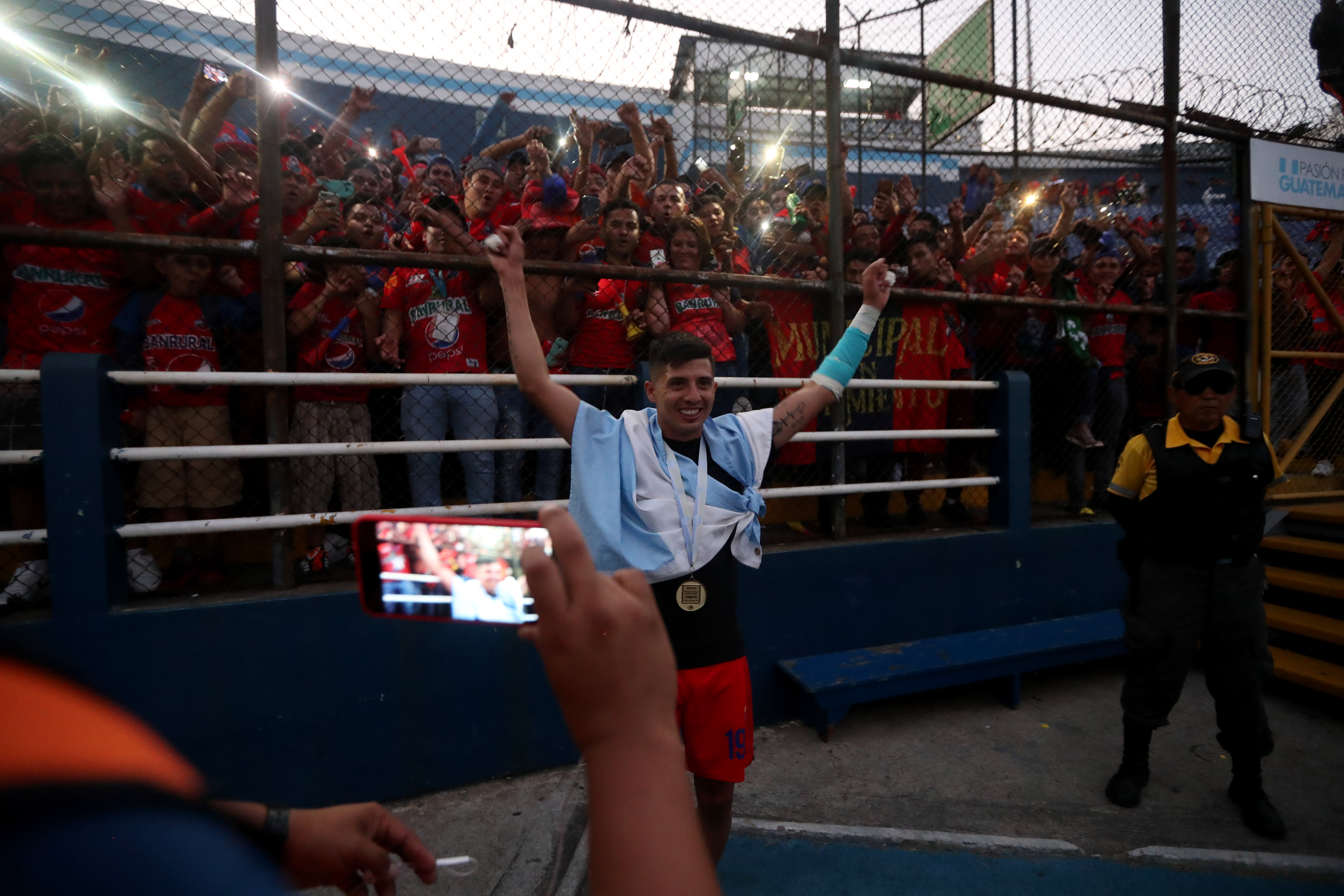 Alejandro Díaz celebra con la afición de Municipal. (Foto Prensa Libre: Carlos Vicente)