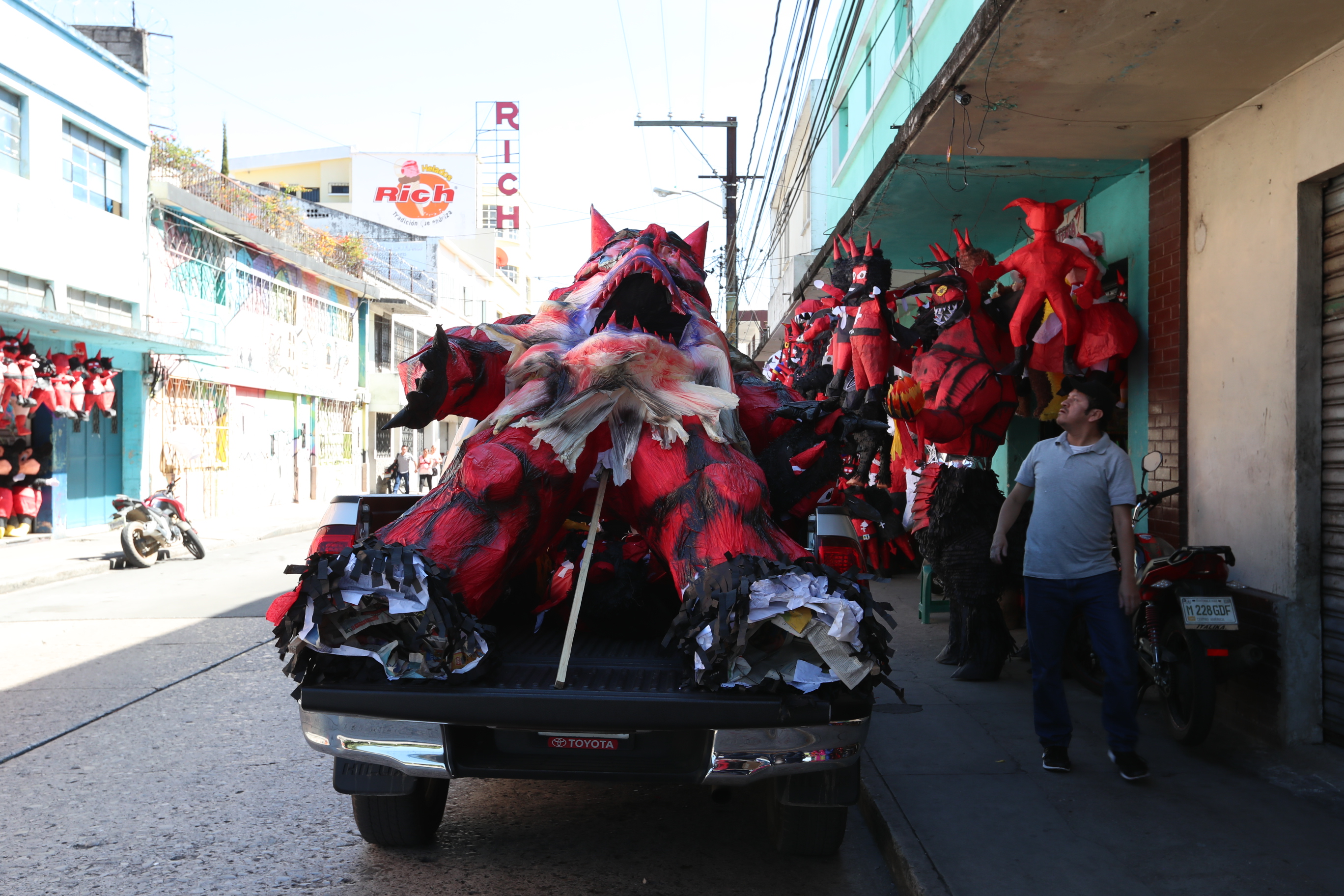 Esta piñata de diablo de casi cinco metros de alto será quemada en un condominio del km 19.9 de la carretera a El Salvador.  (Foto Prensa Libre: César Pérez)