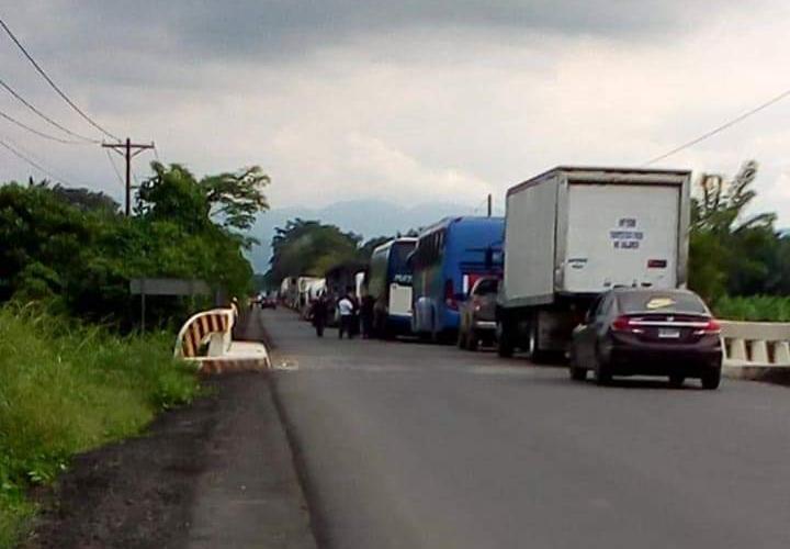 El bloqueo de trabajadores de fincas bananeras ocurre en el kilómetro 286 punto de referencia finca Campo Verde. (Foto Prensa Libre: Dony Stewart)