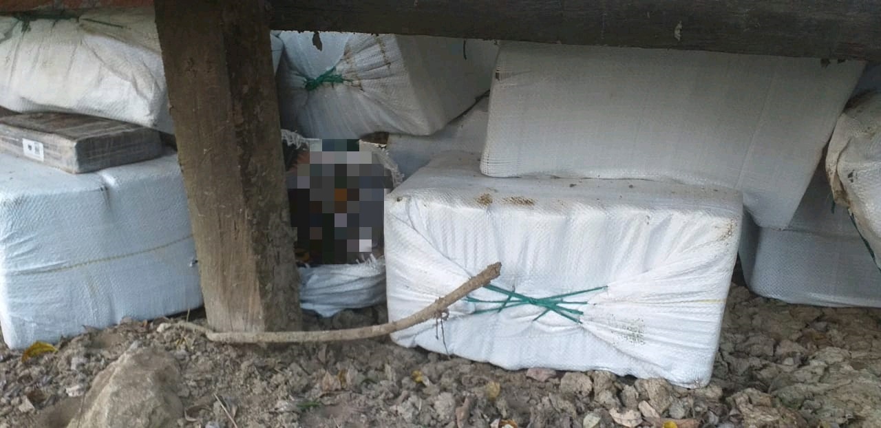Paquetes con posible droga fueron localizados en una aldea de Sayaxché, Petén. (Foto Prensa Libre: Ministerio de Gobernación)