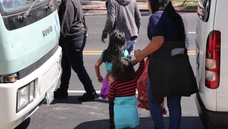 Una familia que fue retornada de EE. UU. sale de la Fuerza Aérea de Guatemala, este viernes 2w7 de diciembre. Arribó en uno de los últimos vuelos de deportados del año. (Foto Prensa Libre: Erick Ávila)
