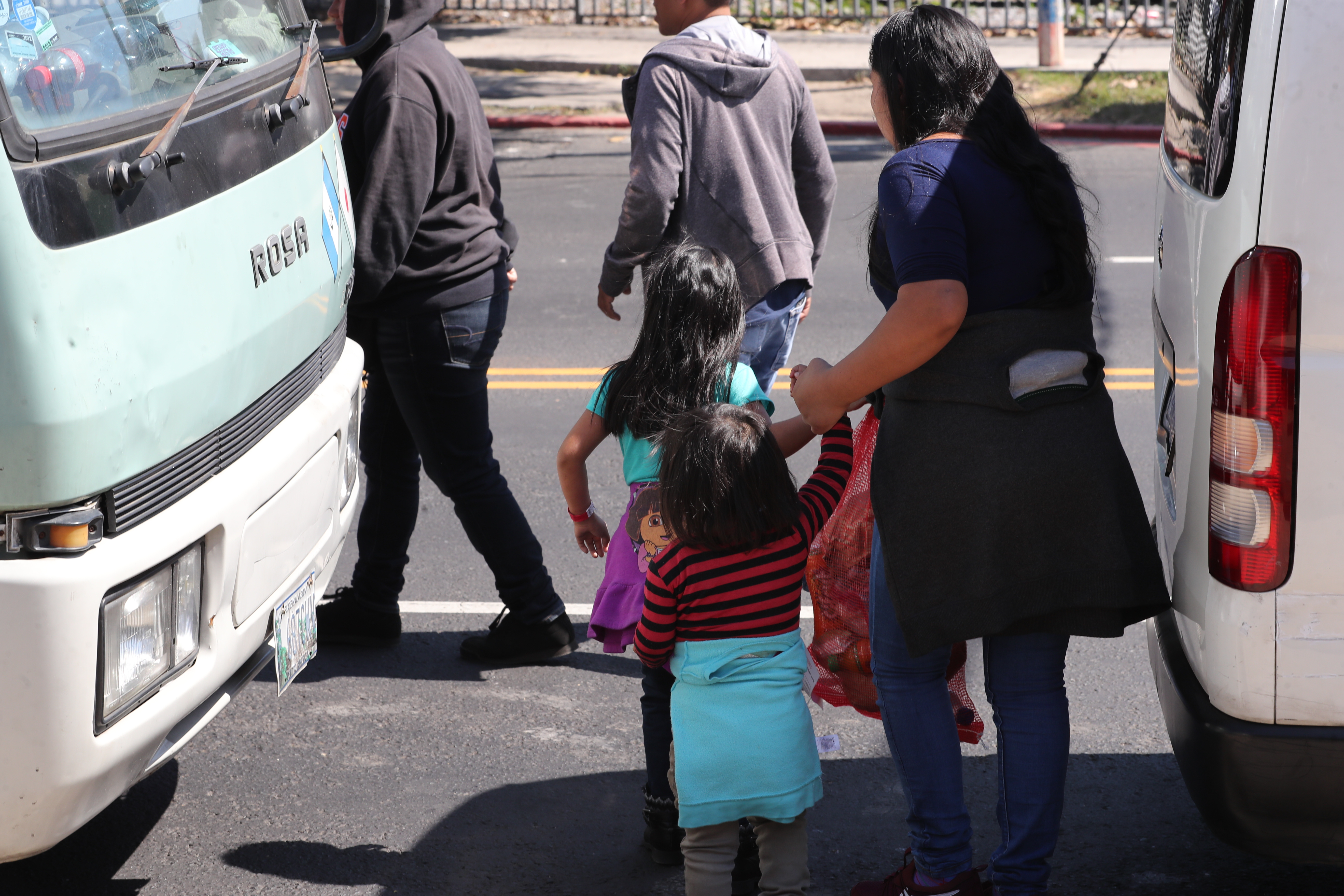 Una familia que fue retornada de EE. UU. sale de la Fuerza Aérea de Guatemala, este viernes 2w7 de diciembre. Arribó en uno de los últimos vuelos de deportados del año. (Foto Prensa Libre: Erick Ávila)