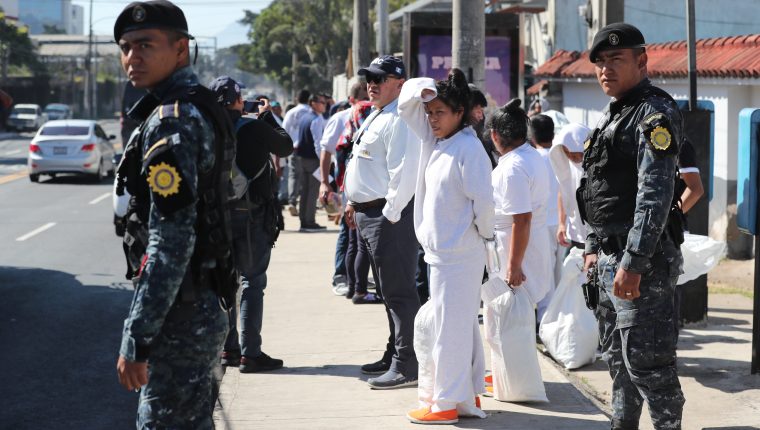 Deportados regresaron al país con uniformes blancos y no hubo posibilidad de que se cambiaran antes de salir. (Foto Prensa Libre: Érick Ávila)