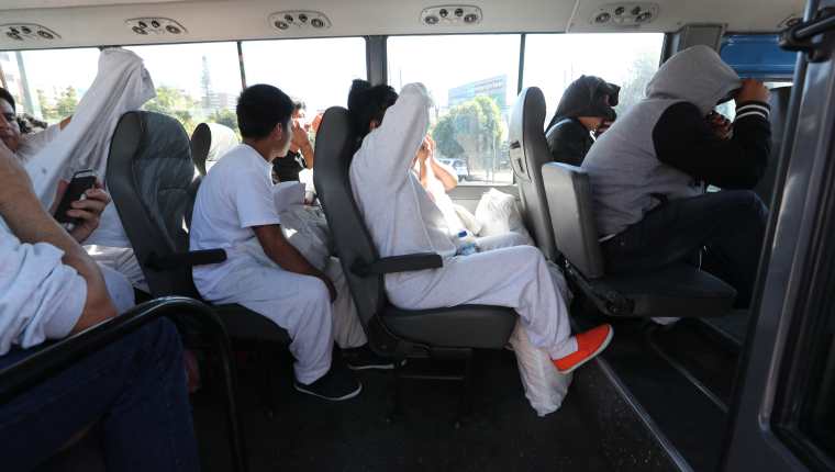 A los deportados, migración pone a sus servicios buses para que los trasladen a las distintas terminales de la capital. (Foto Prensa Libre: Erick Ávila)