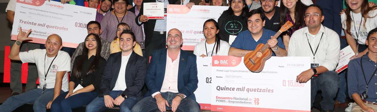 Ricardo Batz, Franz Haidacher, Lucy Aguilar,  Marvin García, y Saúl Gamarro, recibieron fondos al resultar ganadores en el cierre de Empréndete Guate. (Foto Prensa Libre: Érick Ávila)