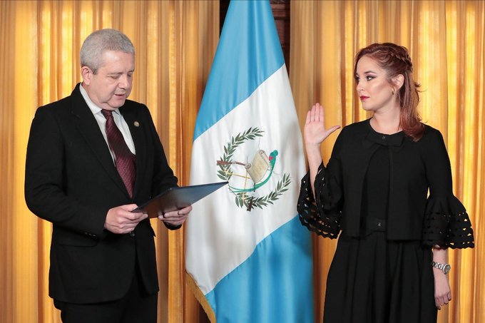 Alejandra Carrillo toma juramento del cargo de directora del Instituto de la Víctima. (Foto Prensa Libre: AGN)