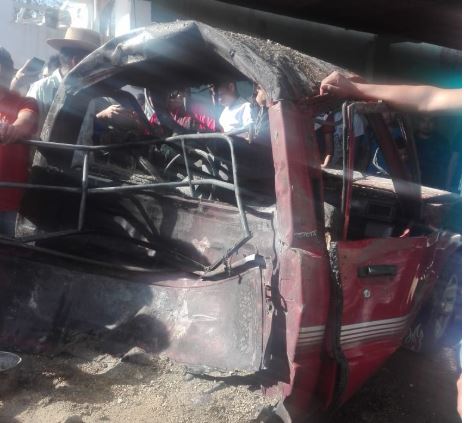 Un picop que trasladaba  juegos pirotécnicos quedó destruido a causa de la explosión. (Foto Prensa Libre: Hemeroteca PL)