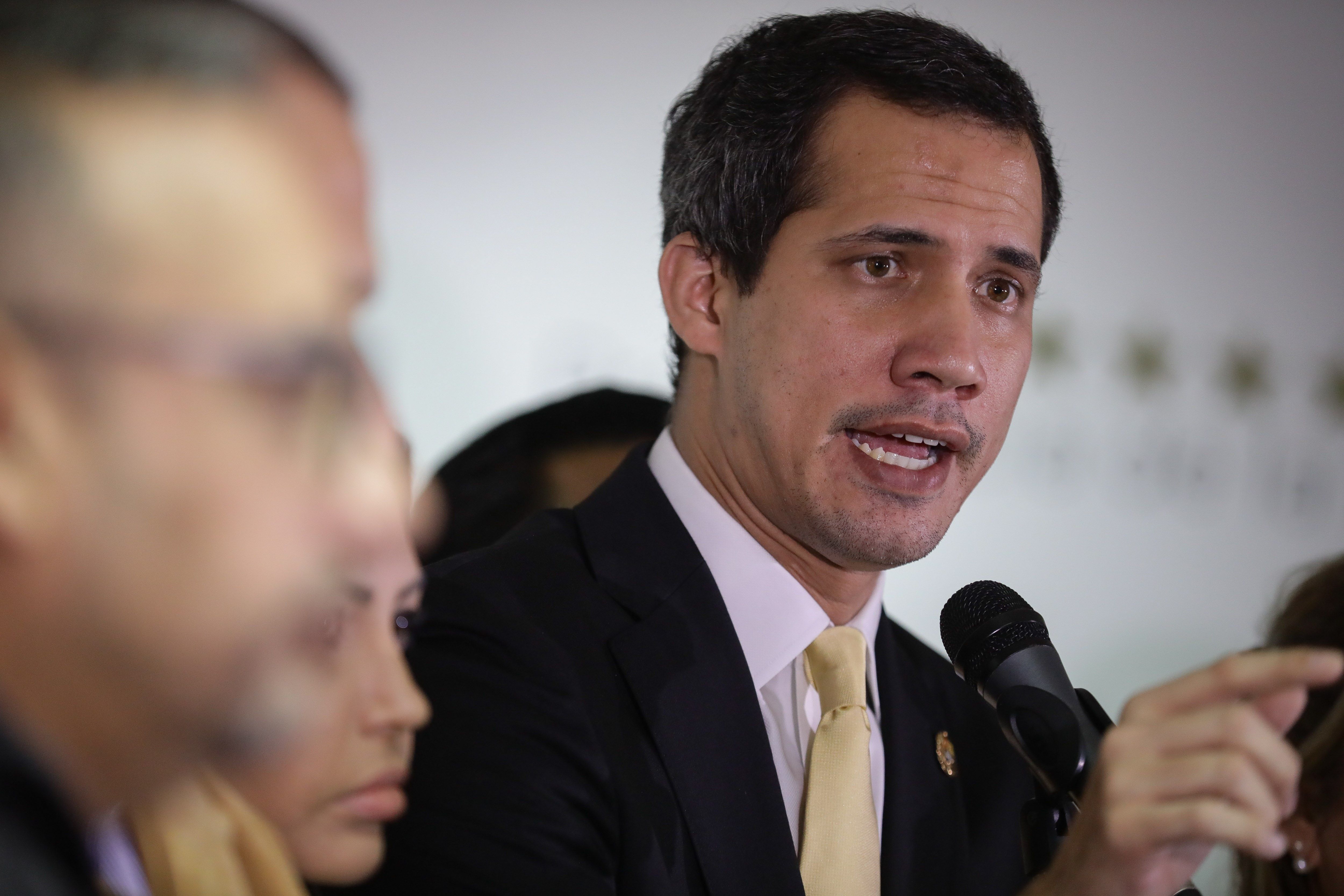El presidente de la Asamblea Nacional, Juan Guaidó ofreció una conferencia de prensa denunciando que el Gobierno quiere desintegrar el Parlamento mientras el Gobierno de Nicolás de Maduro dice que desarmó un plan terrorista de la oposición. (Foto, Prensa Libre: Efe).