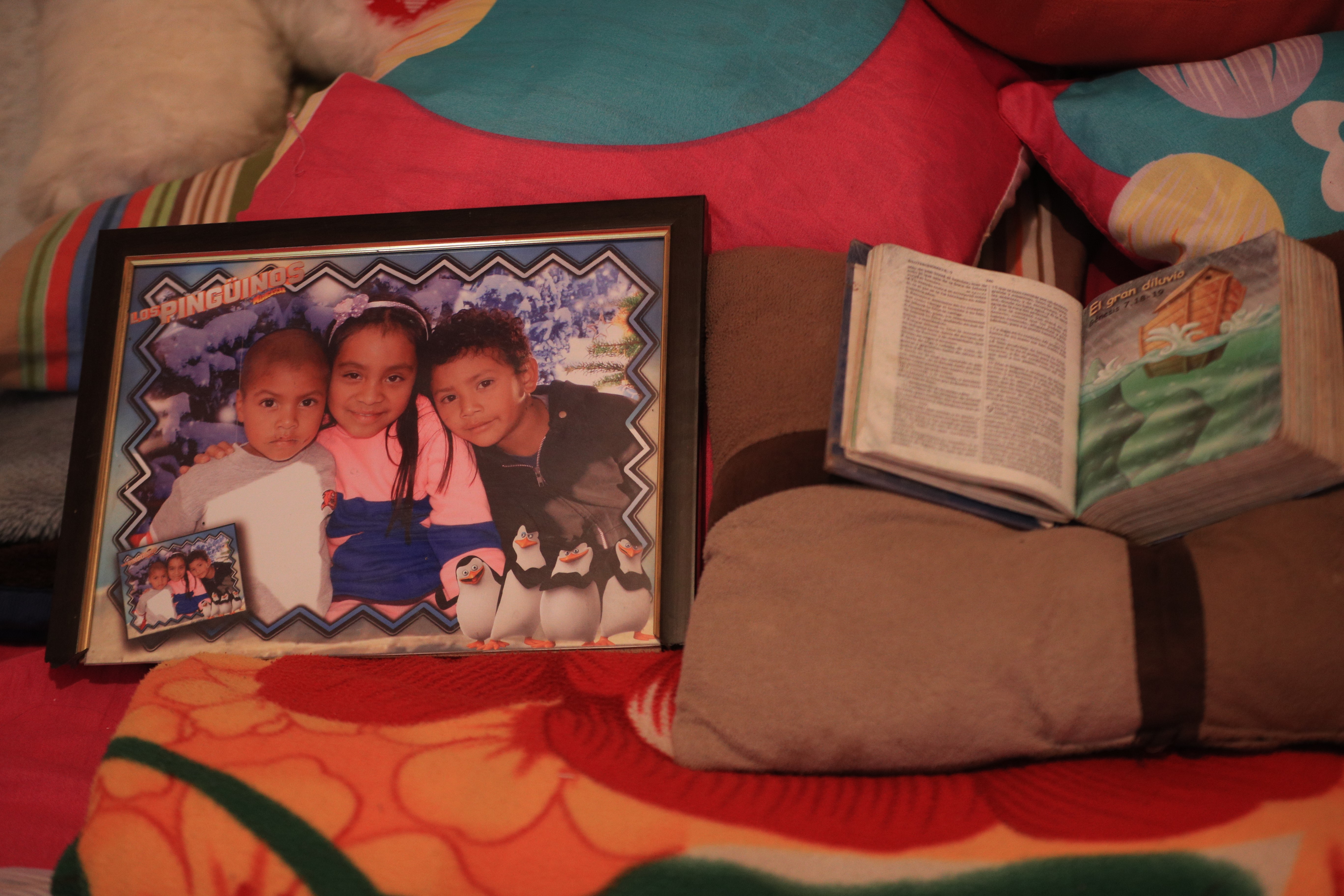 Jimena aparece enuna fotografía junto a sus hermanos, la familia vive en Mixco, Guatemala. (Foto Prensa Libre: Carlos Hernández) 