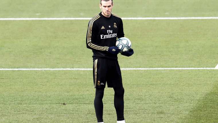 és del Real Madrid Gareth Bale durante el entrenamiento merengue. (Foto Prensa Libre: EFE)