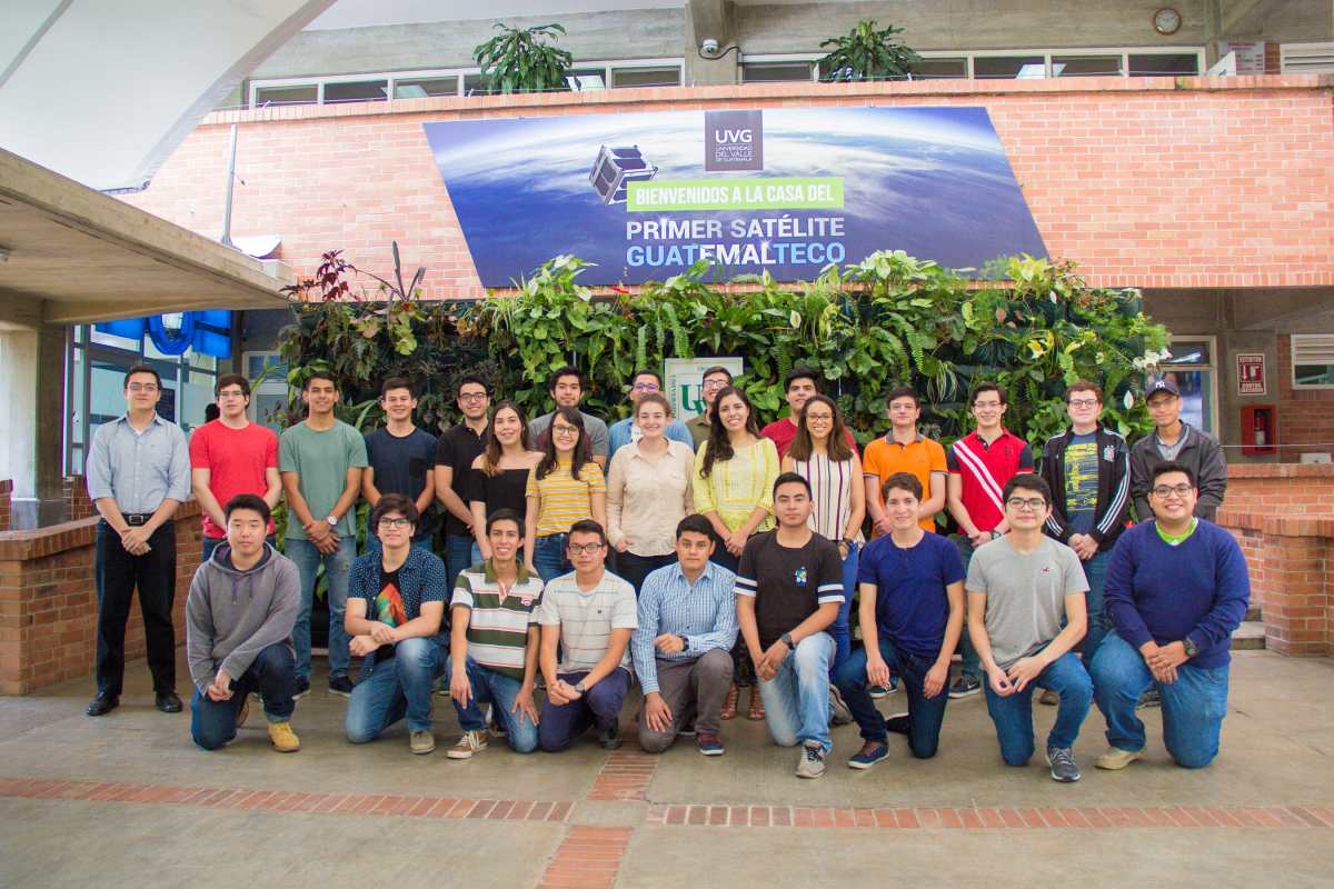 Estudiantes de la Universidad del Valle se involucraron de manera voluntaria y disciplinada para el desarrollo del CubeSat. (Foto Prensa Libre: Cortesía UVG).