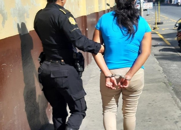 Una mujer aprehendida en Escuintla es sindicada de haber atacado a su conviviente. Foto Prensa Libre: PNC)