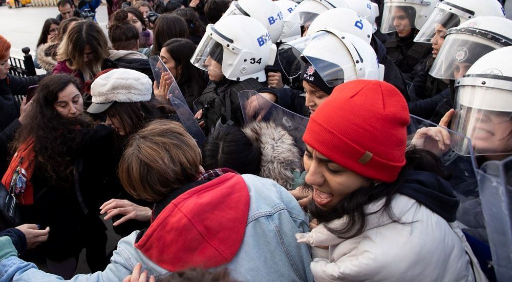 La policía de Estambul dispersó a un grupo de mujeres que cantaba el himno "Un violador en tu camino"(Foto Prensa Libre: Efe)