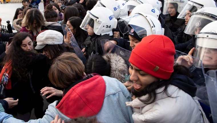 La policía de Estambul dispersó a un grupo de mujeres que cantaba el himno "Un violador en tu camino"(Foto Prensa Libre: Efe)