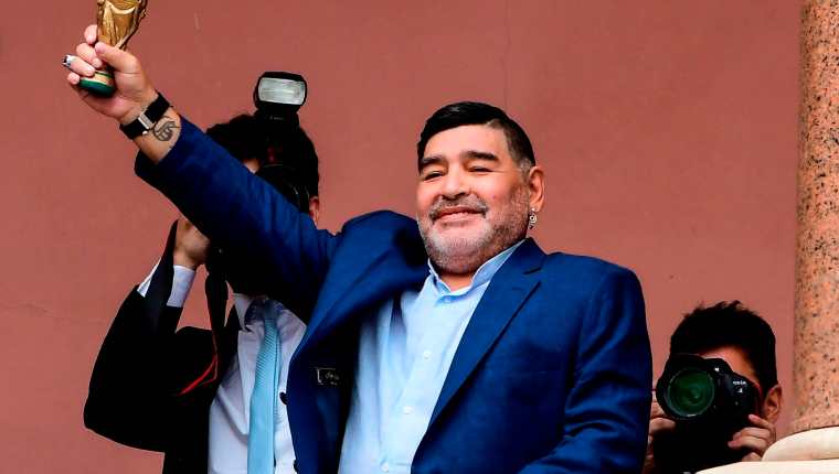 Diego Maradona es entrenador del club Gimnasia y Esgrima La Plata (Foto Prensa Libre: AFP)