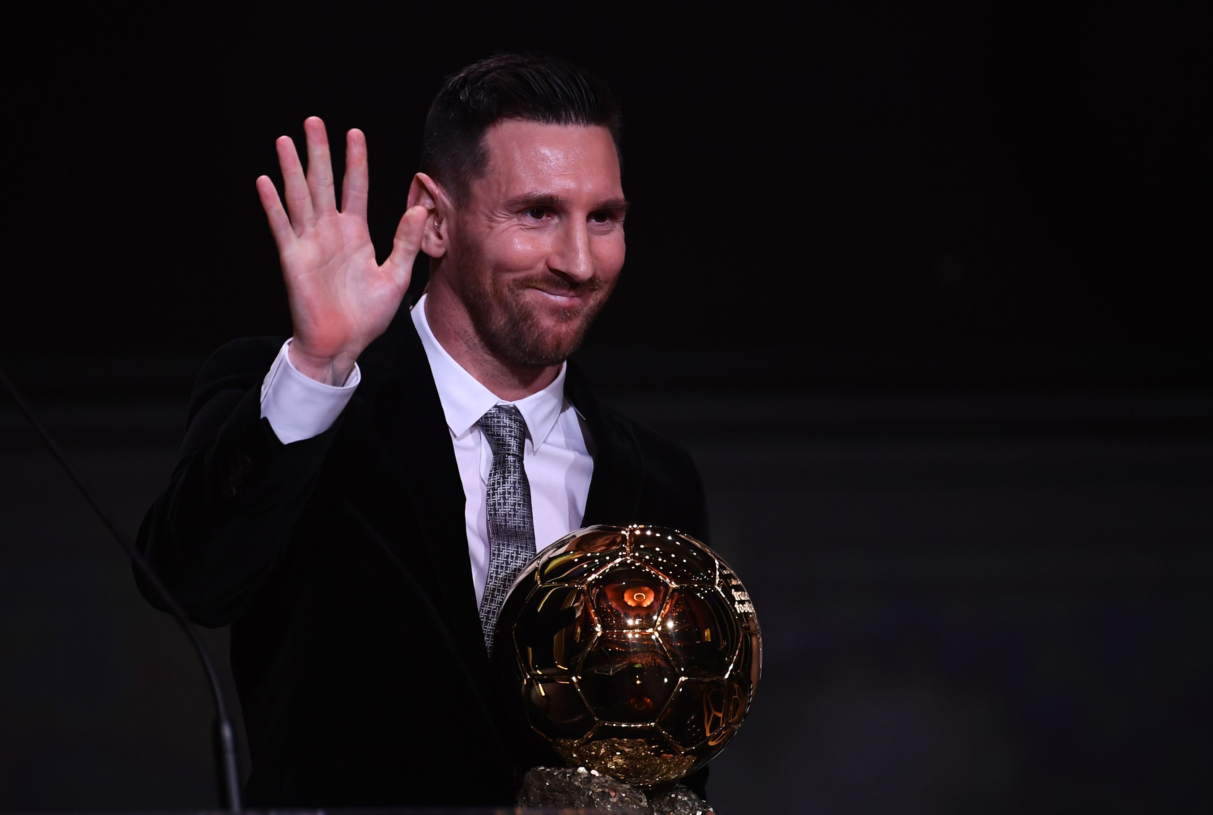 Lionel Messi muestra su alegría después de ganar el Balón de Oro. (Foto Prensa Libre: AFP)