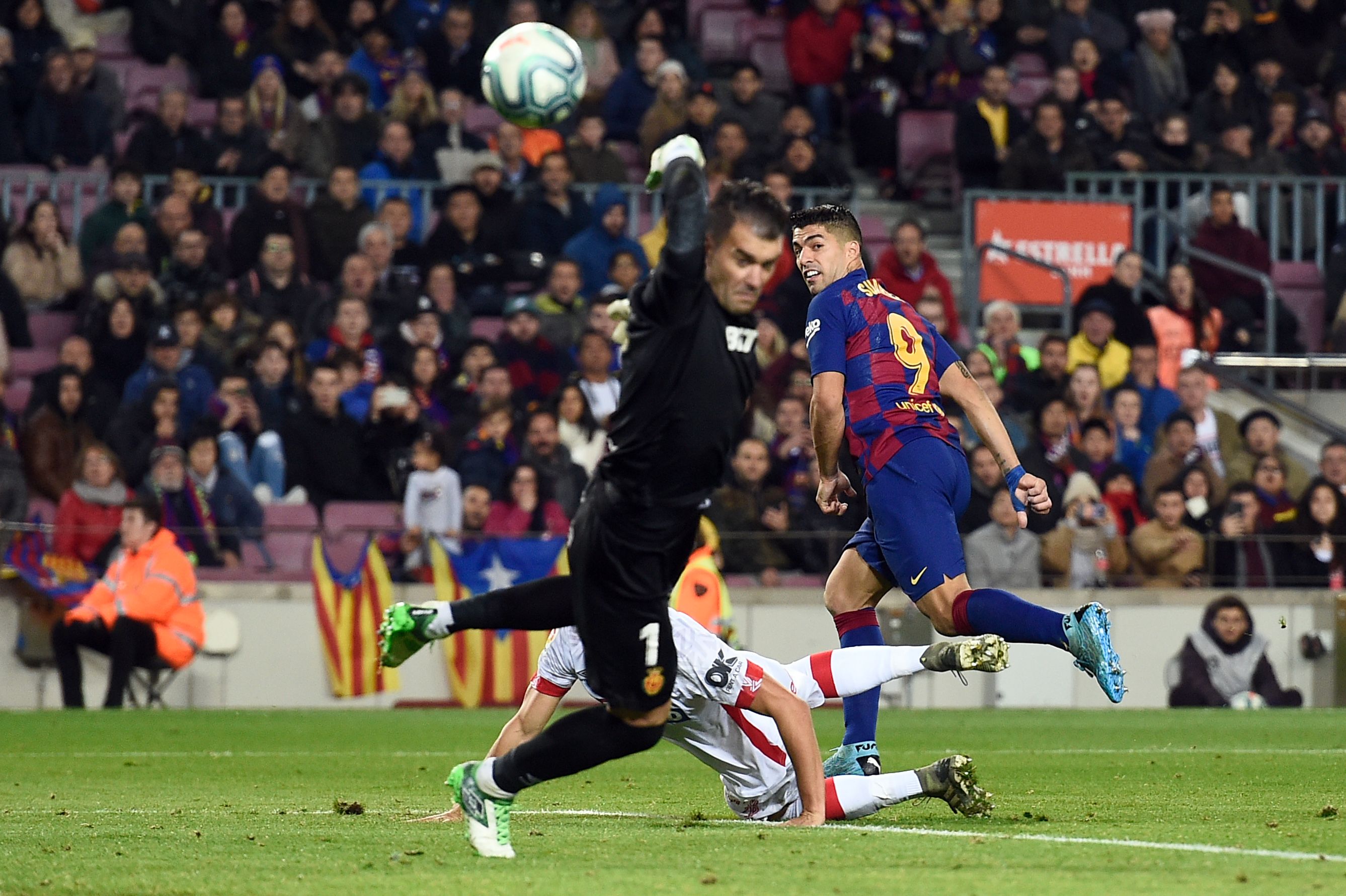 Luis Suárez anota un golazo frente al Mallorca. (Foto Prensa Libre: AFP)