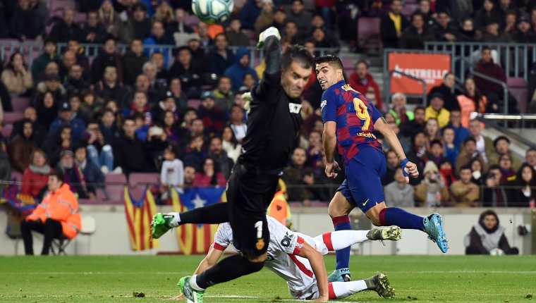 Luis Suárez anota un golazo frente al Mallorca. (Foto Prensa Libre: AFP)