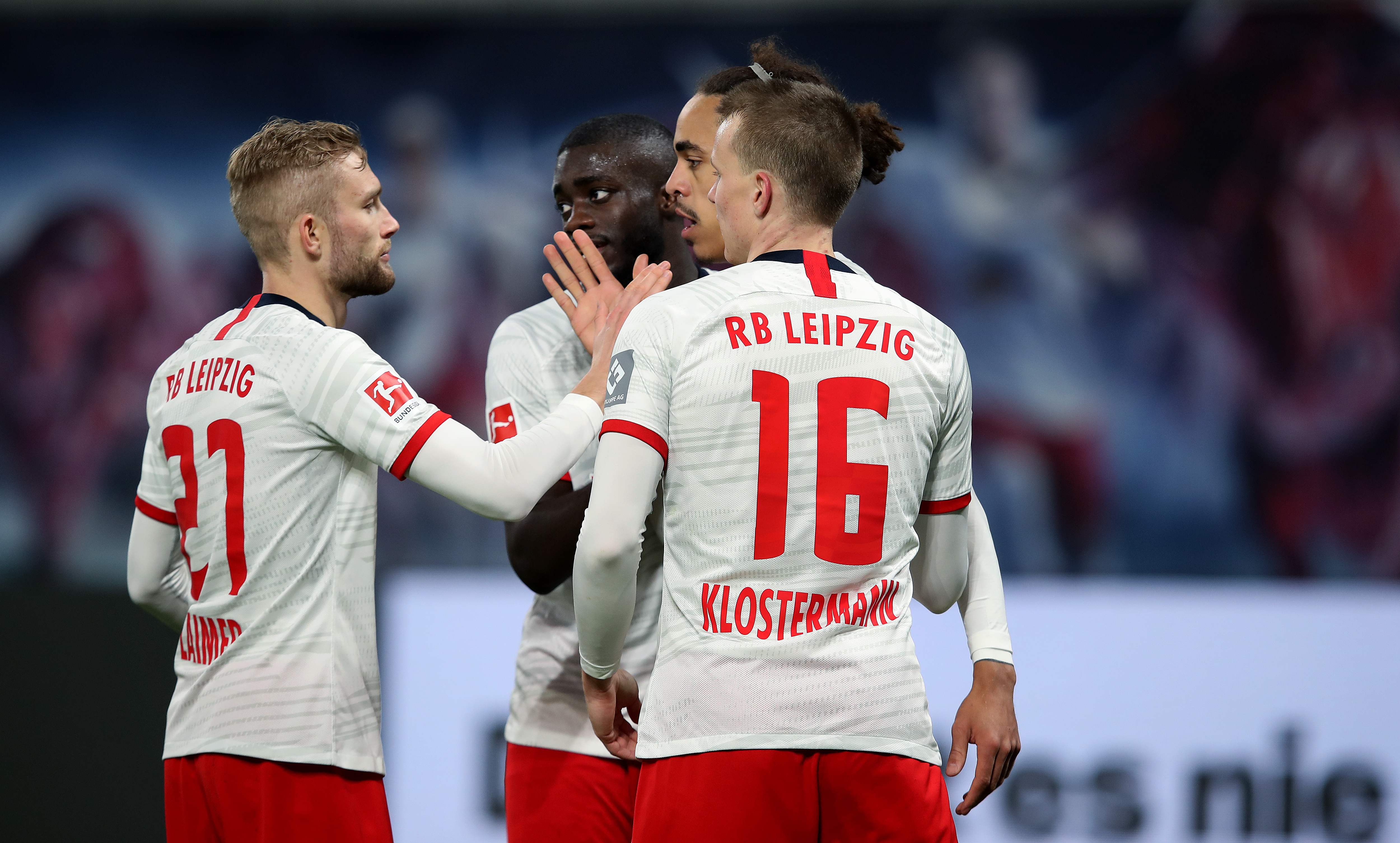 Jugadores del RB Leipzig festejan después de haber marcado un gol en la victoria contra Augsburgo. (Foto Prensa Libre: AFP).