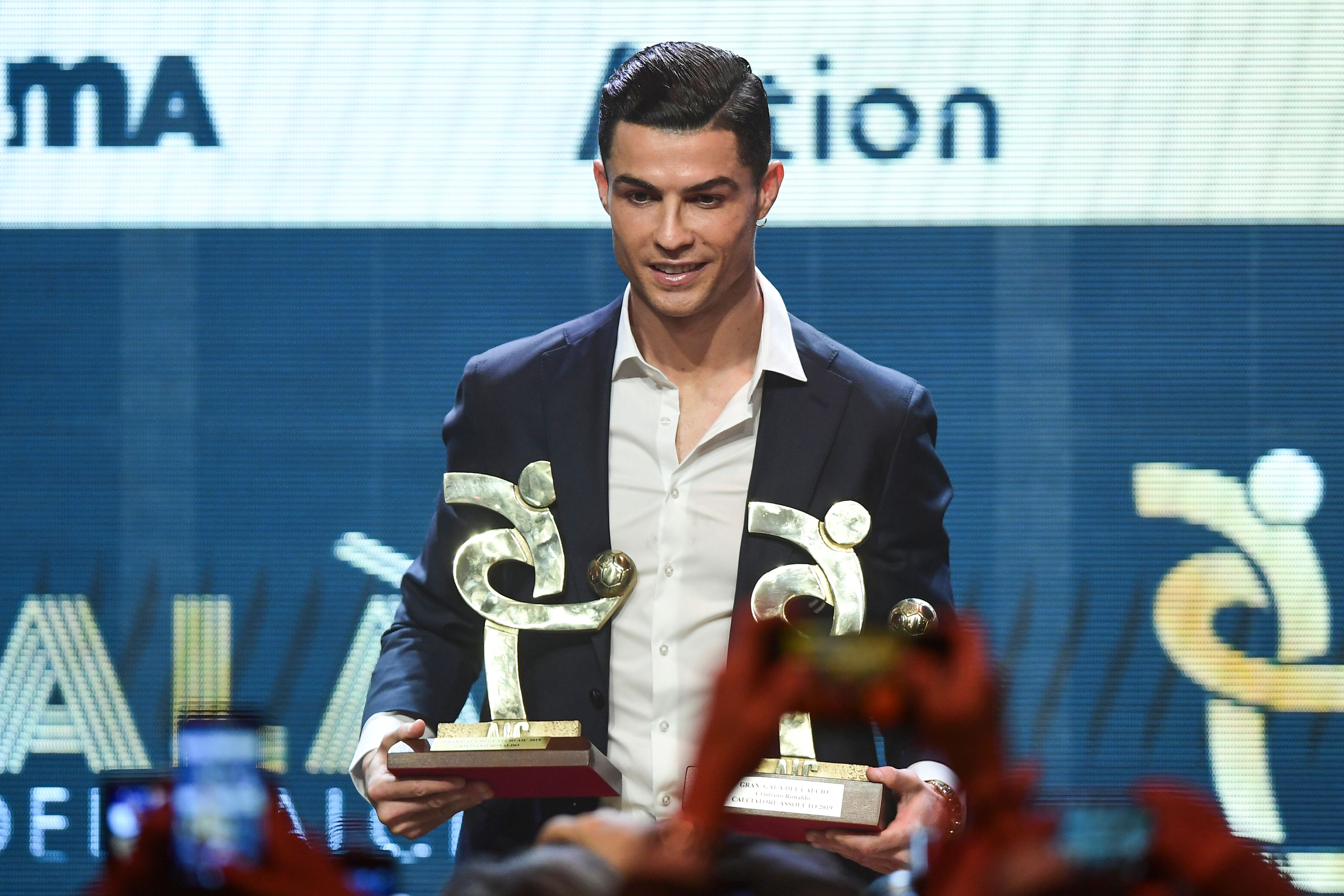 Cristiano Ronaldo posa con los premios en la Serie A. (Foto Prensa Libre: AFP)