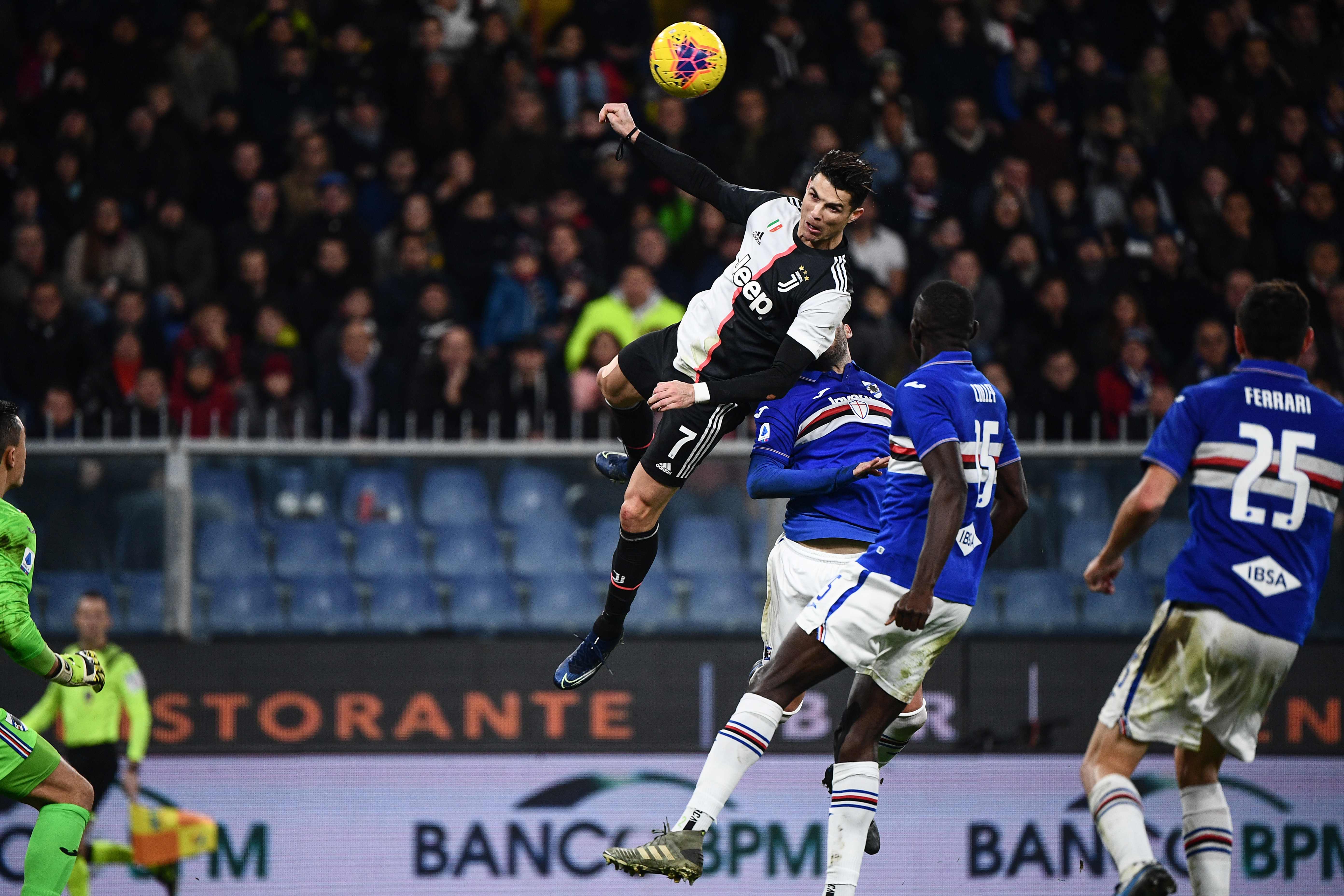 Cristiano Ronaldo cabecea para anotar el segundo gol de la Juventus. (Foto Prensa Libre: AFP)
