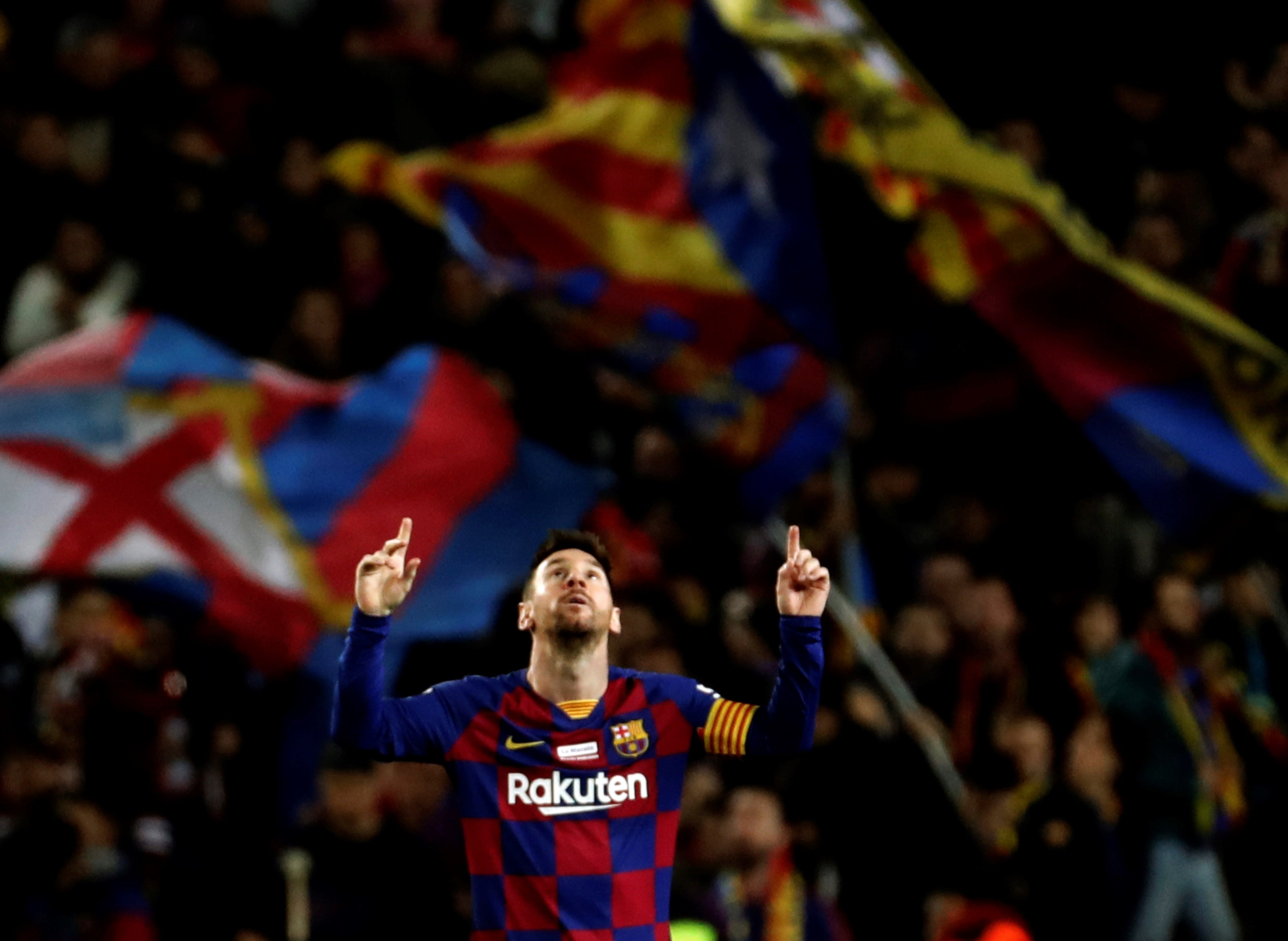 Lionel Messi celebra en otra noche mágica para él en el Camp Nou. (Foto Prensa Libre: EFE)